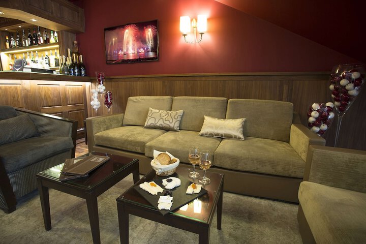 Lounge 40 of 59