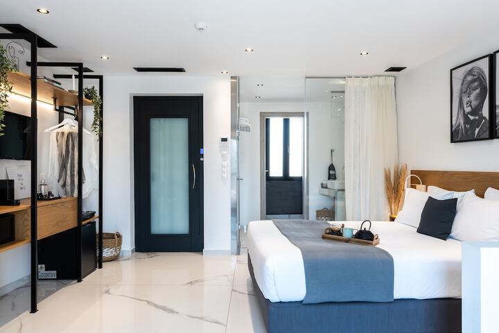 Room 44 of 100