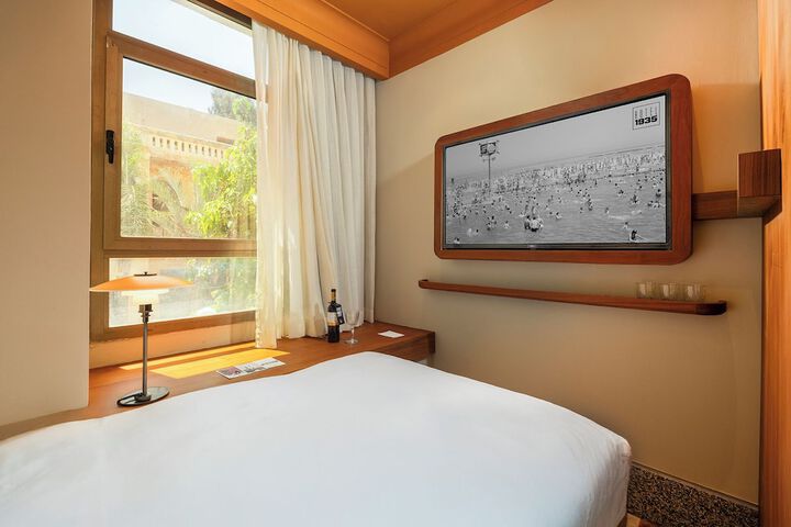 Room 6 of 39