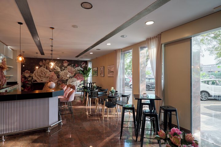 Lounge 162 of 186