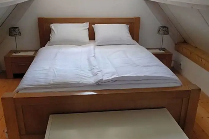 Room 4 of 10