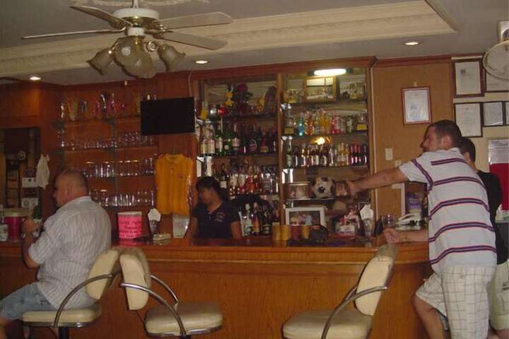Lounge 11 of 12