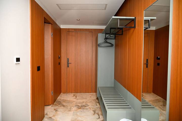 Room 6 of 207
