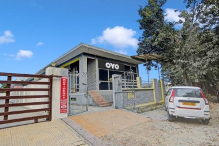 OYO Tiwari Residency Near GNIDA Office Metro Station