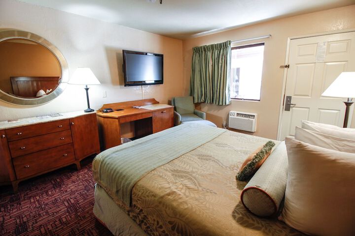 2 Queen Beds (8 of 12)