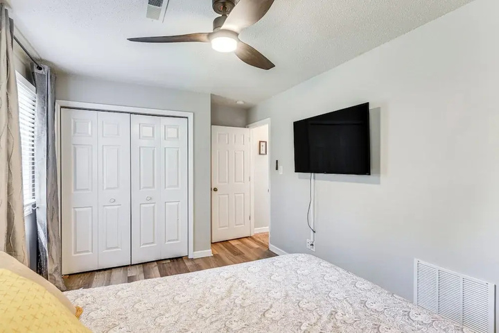 Room 4 of 12