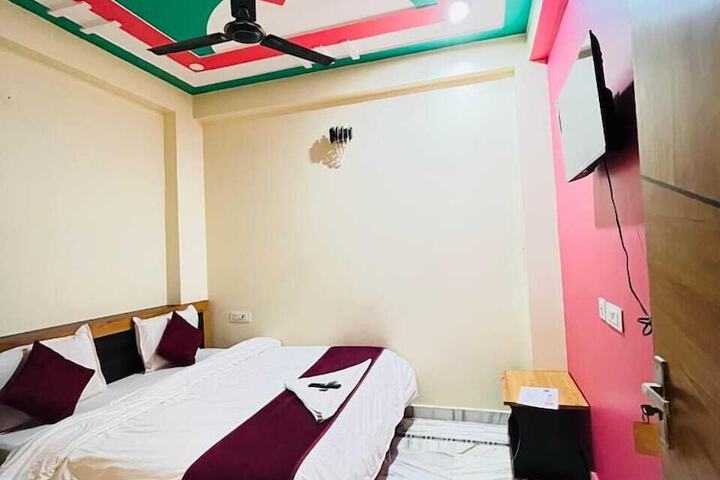 Room 5 of 18