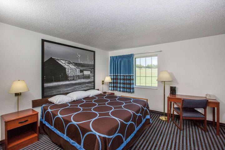 1 Queen Bed (3 of 20)