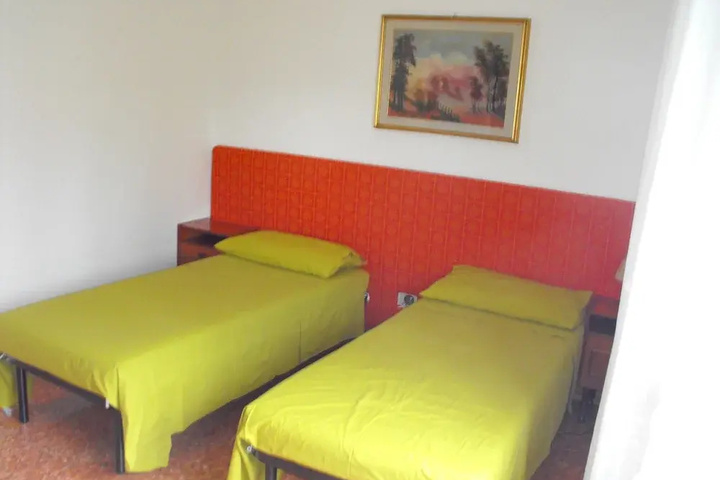 Room 2 of 10