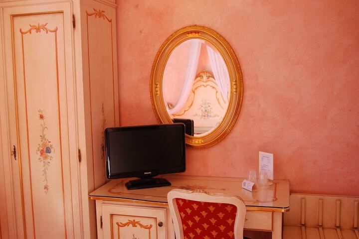 Room 21 of 90