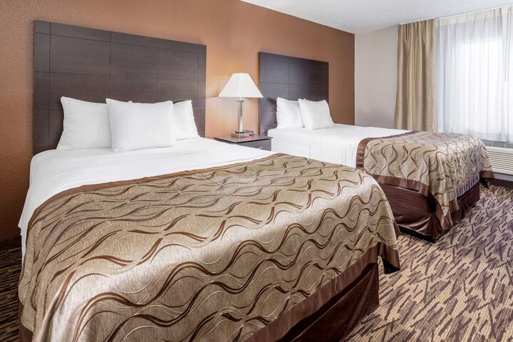 2 Queen Beds (3 of 8)