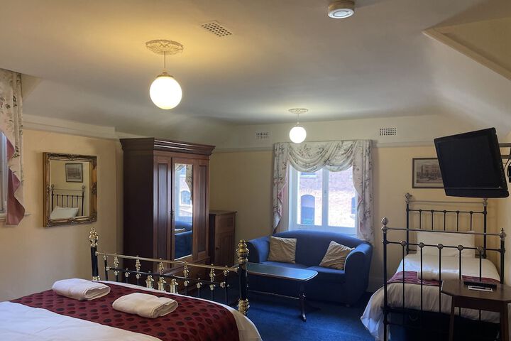 Room 8 of 33