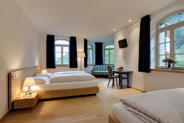 Room 5 of 98