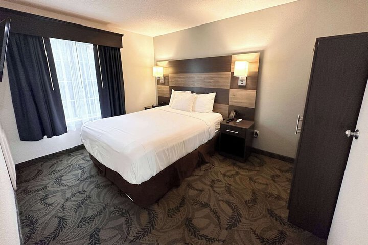 1 Queen Bed Efficiency Suite (46 of 54)