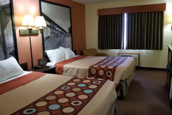 1 Queen Bed (5 of 12)