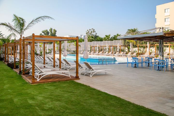 Hotel with Pool