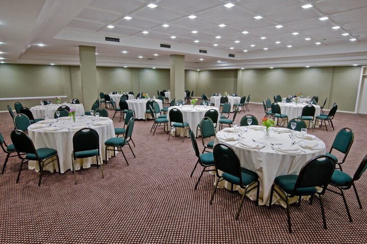 Ballroom/Hall 117 of 126