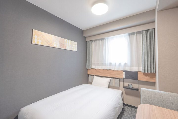 Room 4 of 18