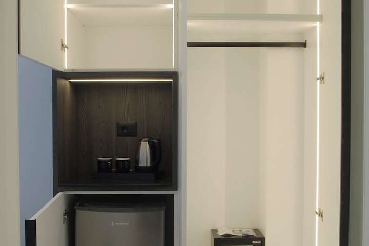 Room 9 of 28