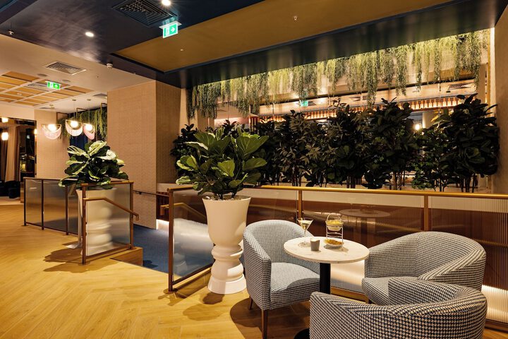 Lounge 90 of 106