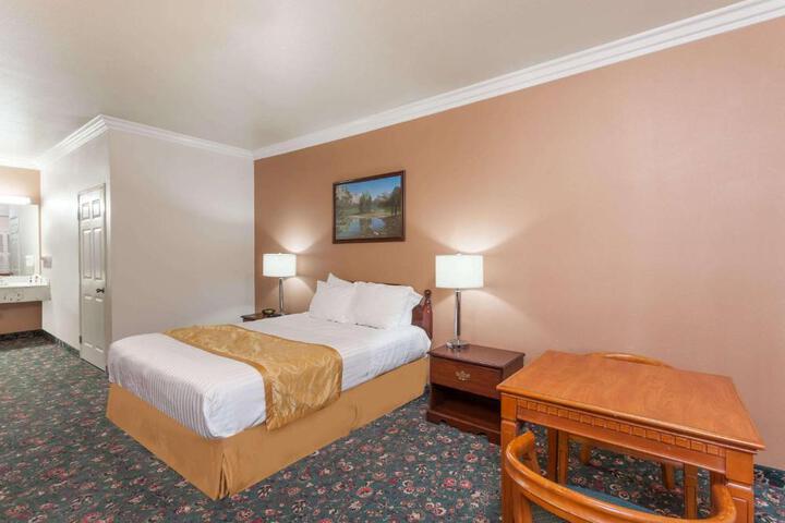1 Queen Bed (5 of 7)
