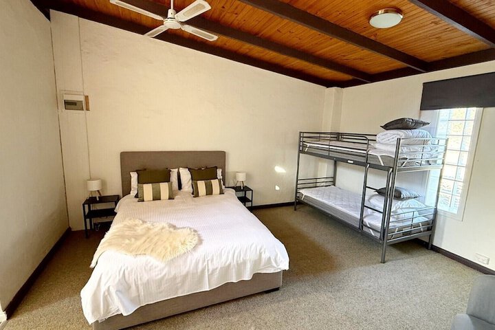 Room 2 of 33