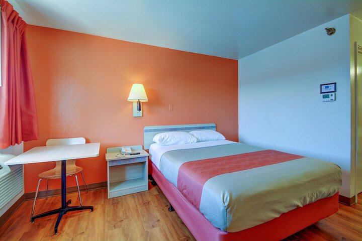 Deluxe Room 1 Queen Bed Accessible Refrigerator, Microwave (8 of 12)