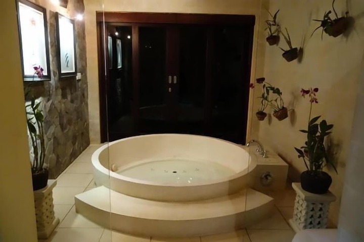 Hot Tub 13 of 26
