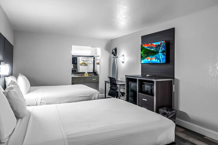2 Queen Beds Microwave and Refrigerator WiFi Continental Breakfast (4 of 9)