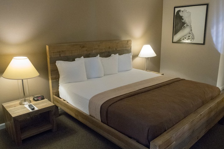 Deluxe King Bed (12 of 26)