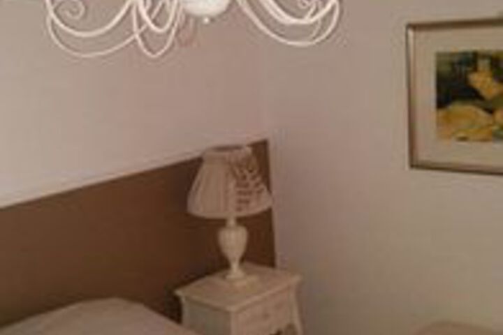 Room 10 of 27