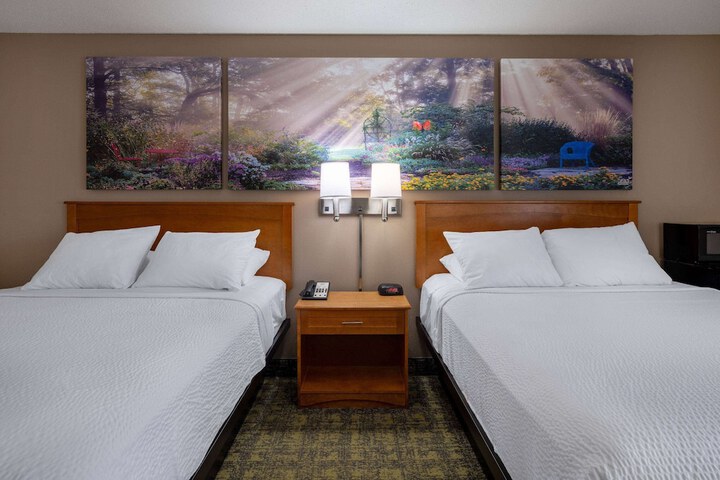 1 Queen Bed (19 of 19)