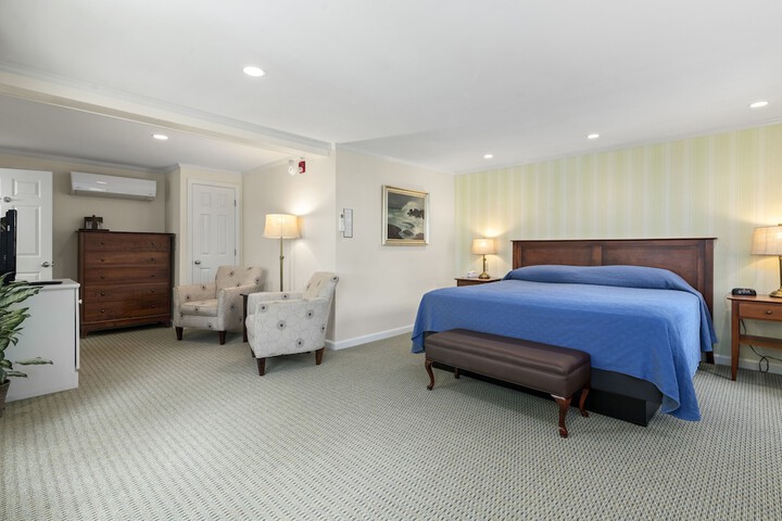 Room 4 of 176