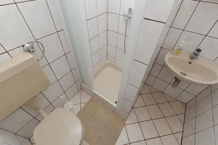 Room 4 of 11