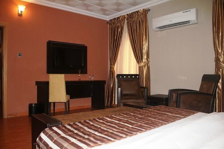 Room 9 of 27