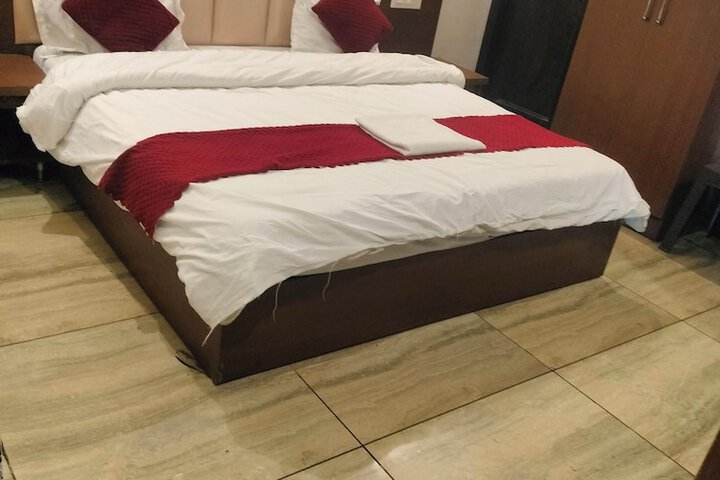Room 4 of 9