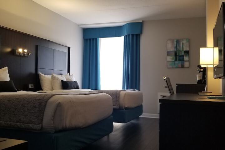 1 Queen Bed Work Desk Refrigerator Wood Floor Shower Only Full Breakfast (3 of 22)