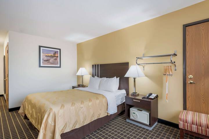 1 Queen Bed (8 of 15)