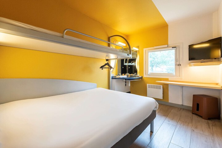 Room 6 of 28