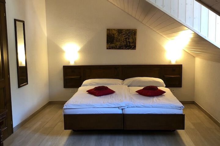 Room 8 of 38