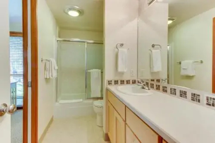 Room 6 of 12