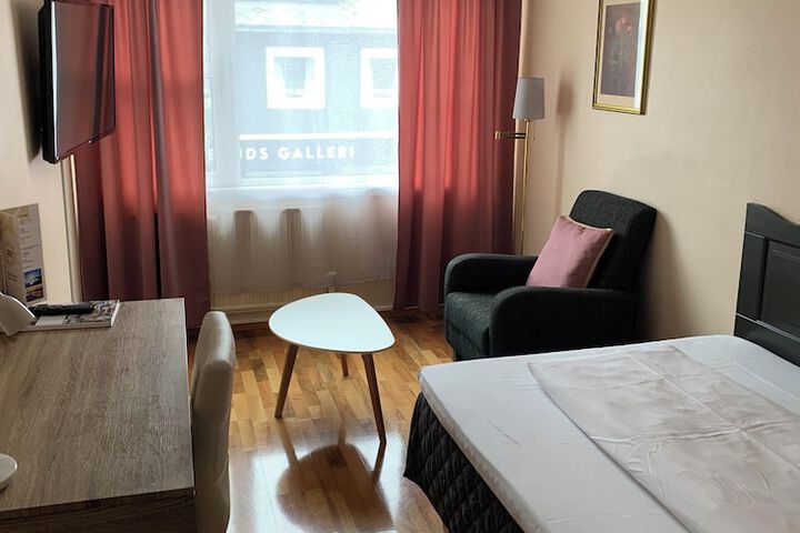 Room 8 of 17