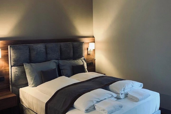Room 12 of 100