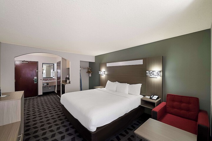 1 King Bed (6 of 36)