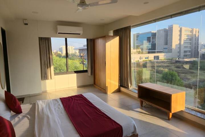 Room 7 of 12