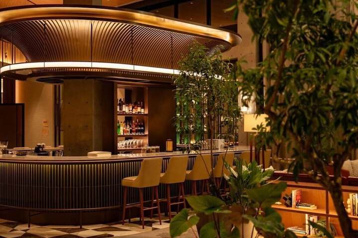 Lounge 77 of 190