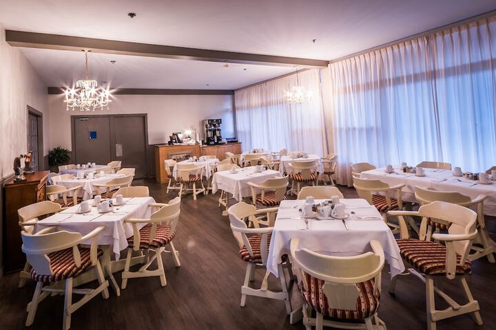 Breakfast/Coffee Service 24 of 32