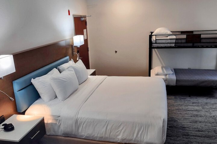 1 King Bed (6 of 18)
