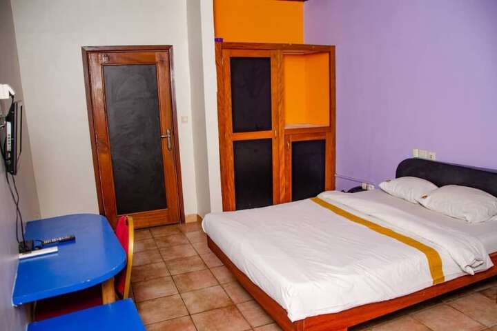 Room 4 of 12