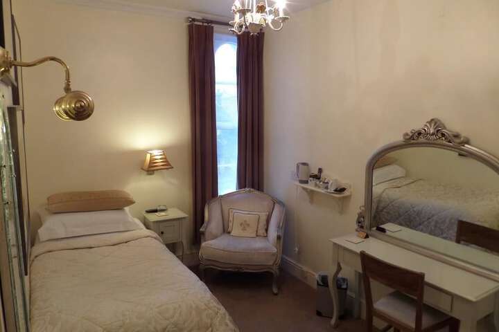 Room 5 of 17